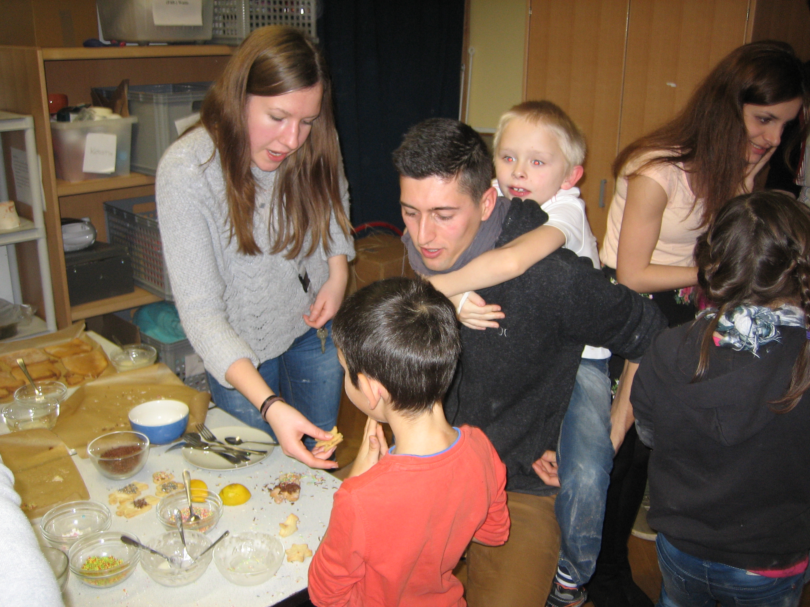 Pl tzchen backen mit den Kindern der Arche Potsdam Rotaract Club